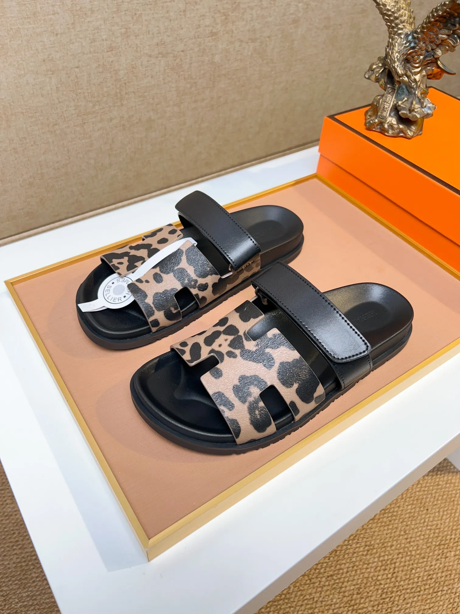 Men's clothing and shoes 💰340 💅💅💅 new arrival. Hermes Hermes official website latest counter synchronized new oran color leather H slippers, the original Paris version flew back to the original model and opened the mold to make it perfectly🍌The highest quality Sincerity, you can enter and leave the counter at will [Deyi] The upper is made of original customized  colored palm prints, crocodile print, ostrich print, colored cow leather, colored cow suede, 🤔 horse hair, 🥳 colored diamonds, 🥰 3D printing, and other genuine leather slippers, imported cow pattern foot pad lining, Italian  latest original genuine leather combination outsole Code number: 38-48 (customized at 46.47.48) Can be made into picture combination sole with genuine leather pattern and ordinary molded outsole